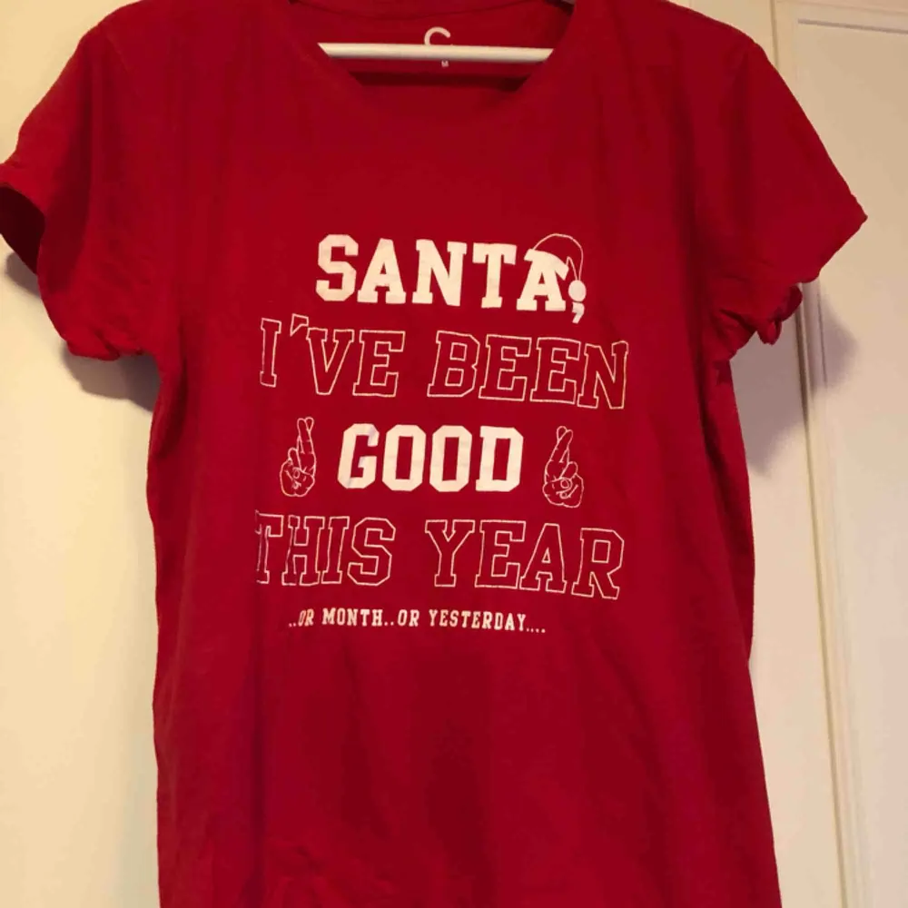 Charmigt jultryck, perfekt för julkänsla året om! . T-shirts.