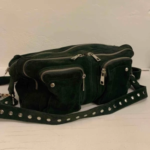  - Säljer min väska från nunoo. Det är den stora storleken i mörkgrön mocka. Den är sparsamt använd och nypriset är 1600kr