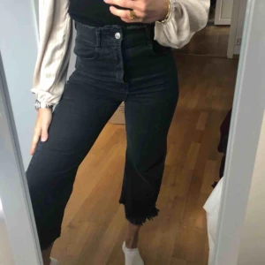 - Momjeans med högmidja i storlek XS, men passar även S. Frakt tillkommer på 50kr. Jag är 164cm lång! 
