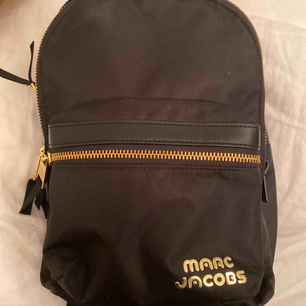 Super fin Marc Jacobs väska, säljer för 800 och är osäker på hur mkt jag köpte den för men runt 2000 tror jag, använd fåtal ggr men fortfarande bra skick💞 säljs pga gillar inte ryggsäckar❤️. Väskor.