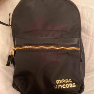 Super fin Marc Jacobs väska, säljer för 800 och är osäker på hur mkt jag köpte den för men runt 2000 tror jag, använd fåtal ggr men fortfarande bra skick💞 säljs pga gillar inte ryggsäckar❤️