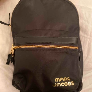  - Super fin Marc Jacobs väska, säljer för 800 och är osäker på hur mkt jag köpte den för men runt 2000 tror jag, använd fåtal ggr men fortfarande bra skick💞 säljs pga gillar inte ryggsäckar❤️