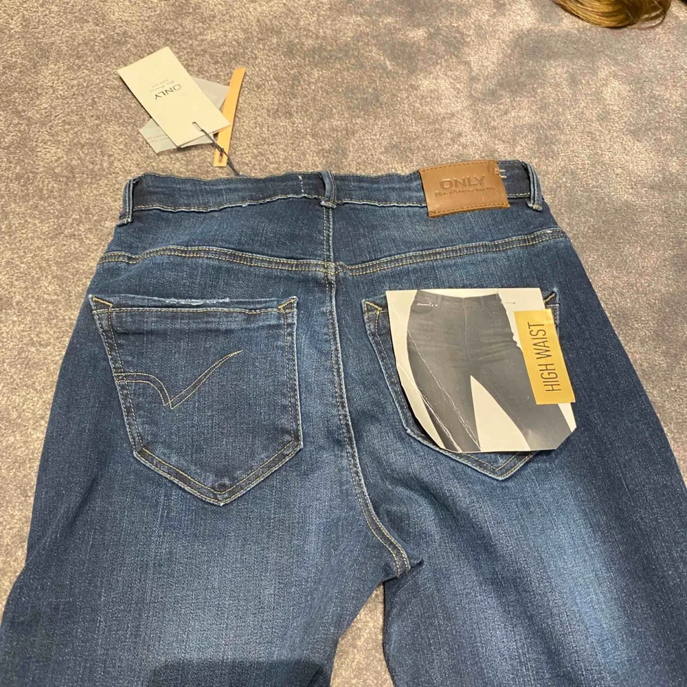 Helt nya bootcut jeans från Only . Jeans & Byxor.