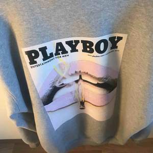 As snygg populär oversized playboy hoodie, i vädligt bra skick, använd fåtal gånger. 🌟🌟 Buda!!! 🌟🌟