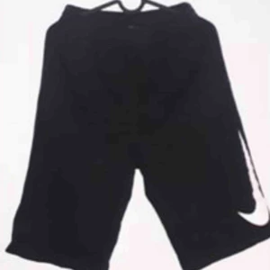  - NIKE SHORTS som nya. Använda ett par gånger. 