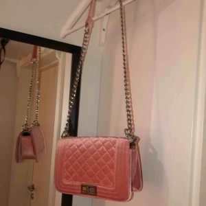  - Rosa väska i sammet med silverdetaljer