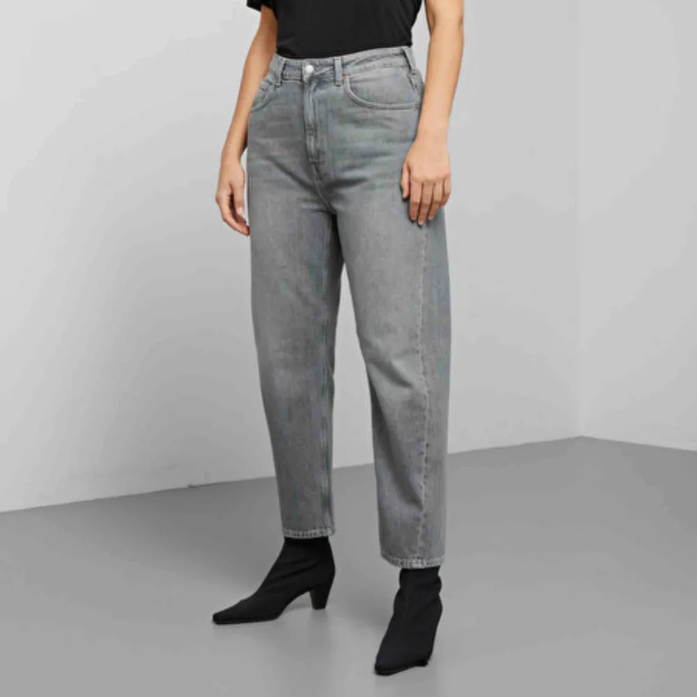 (Första bilden från hemsidan, de andra är mina) Gråa mom jeans från weekday, modell ”Meg” Har bara använt de ett fåtal gånger och dem är i så gott som i nyskick. Säljer pga dem är för korta för mig.  Nypris 600. Jeans & Byxor.
