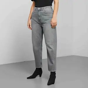 (Första bilden från hemsidan, de andra är mina) Gråa mom jeans från weekday, modell ”Meg” Har bara använt de ett fåtal gånger och dem är i så gott som i nyskick. Säljer pga dem är för korta för mig.  Nypris 600