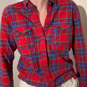  - skjorta ifrån Gilly Hicks, storlek S. kan mötas upp i Ystad/Tomelilla, annars tillkommer frakt. vi tar swish och kontanter.