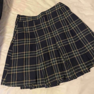  - Rutig kjol från Nelly köpt men aldrig använd då den va lite för stor för mig. Vid frakt står köparen för fraktkostnaden 