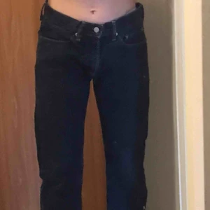  - Säljer dessa pissnygga low Rise Levis jeans dem är helt oanvända förutom på bilden. Köpare står för frakt!!