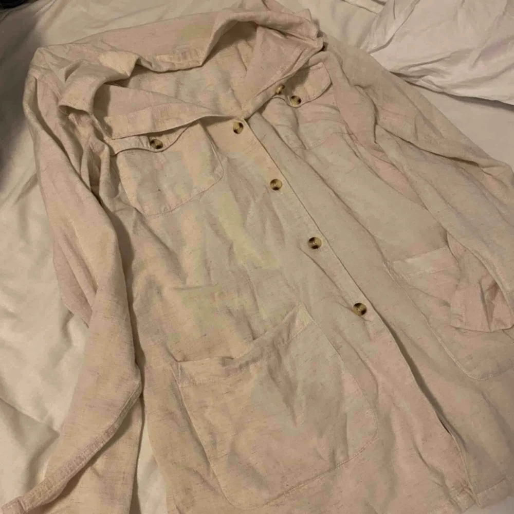 Ljus beige linnéskjorta. Aldrig använd. Vid frakt står köparen för fraktkostnaden . Skjortor.