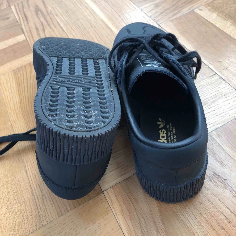 Adidas sambarose sneakers svarta! I väldigt fint skick! Se bilder. Storleken är 37 1/3 Us 6 UK 4 1/2 23cm. Skor.