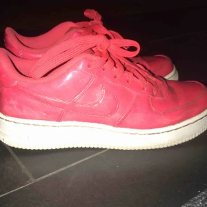  - Köpta i Miami på foot locker! Nike loggan lyser över hela skorna i solljus.