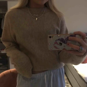  - Nu säljer jag min superfina H&M premium quality Collection tröja i materialet mohair/wool blend. Använd cirka 3 ggr. Lång i armarna och är i stolek XS.