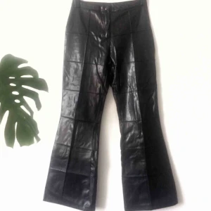  - Säljes då de tyvärr är för små för mig. Supersnygga. Har lagats i grenen, se bild 3. Lagningen syns inte på utsidan. Midjemått: 80 cm Innerbenslängd: 82 cm. +59 för frakt