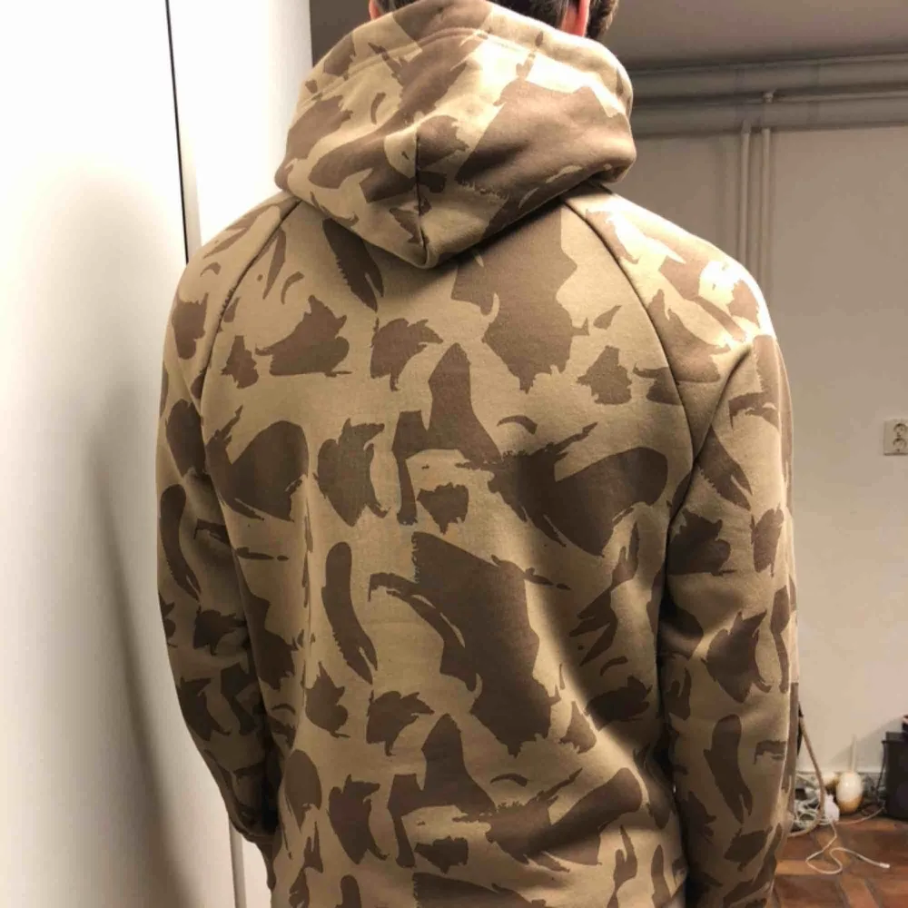 Camohoddie från Peak performance  Modellen är 185 cm och har strl L Skick 9/10 Säljes på grund av att den inte passar min stil . Hoodies.