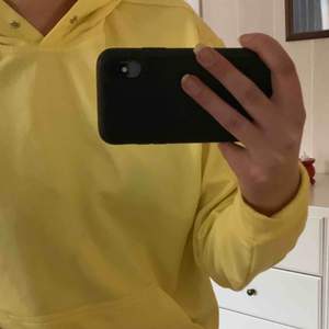 En gul hoodie från Carlings. Den är i storlek L men jag på bilderna har normalt S💕 (köparen står för frakt)