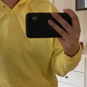  - En gul hoodie från Carlings. Den är i storlek L men jag på bilderna har normalt S💕 (köparen står för frakt)