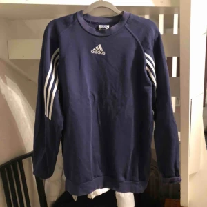  - Säljer denna snygga adiaströjan då den inte kommit till användning, (köpt på humana) 