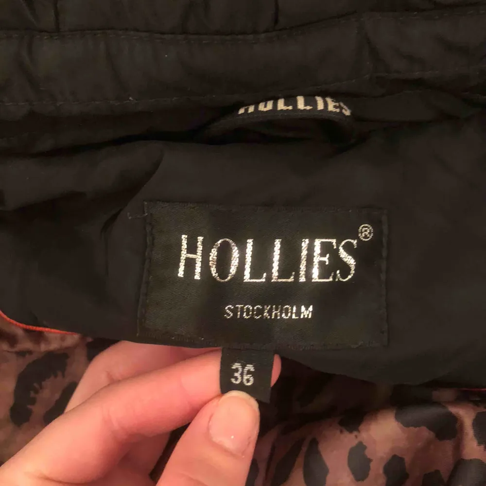 Säljer denna Hollies jackan. Använd mycket men är fortfarande i fint skick. . Jackor.