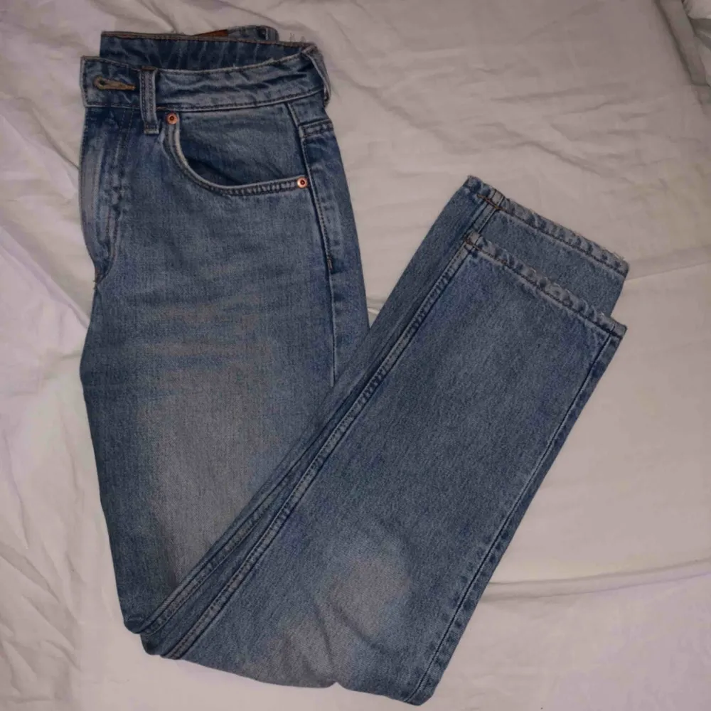 Ljusblå weekday jeans! Förekommer slitningar (se bild) men är fortfarande bra. Köparen står för frakt och hör av er för mer info och ev. fler bilder.. Jeans & Byxor.