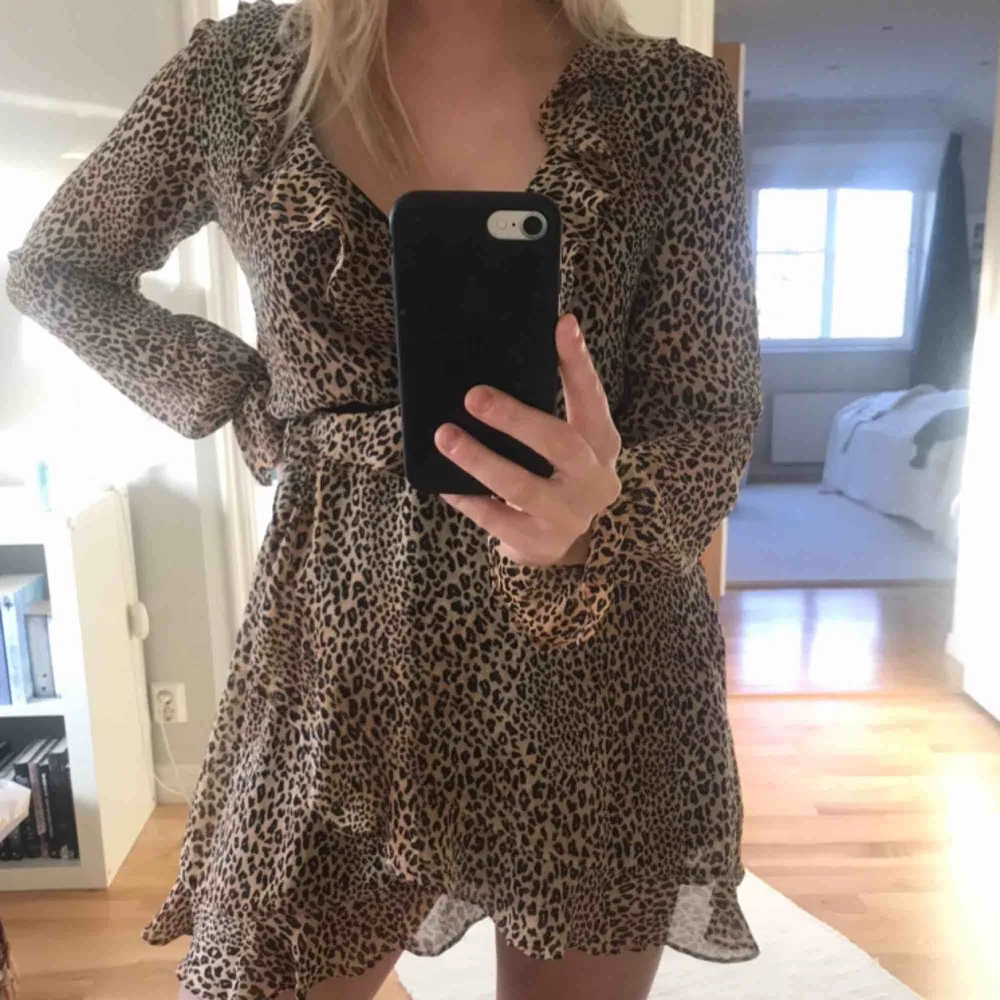 Såså fin leopard klänning från H&M. Är fint urringad men kan även knäppas vid bröstet (se bild 3).  Använd cirka 2 gånger så är mycket fint skick. . Klänningar.