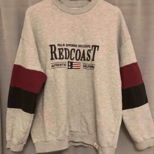  - Tröja köpt på pull&bear. Storlek L. Fint skick, har dock två små fläckar på ena ärmen, men är inget som syns jättemycket. Köparen står för frakten men jag kan även mötas upp i Borlänge/Falun.