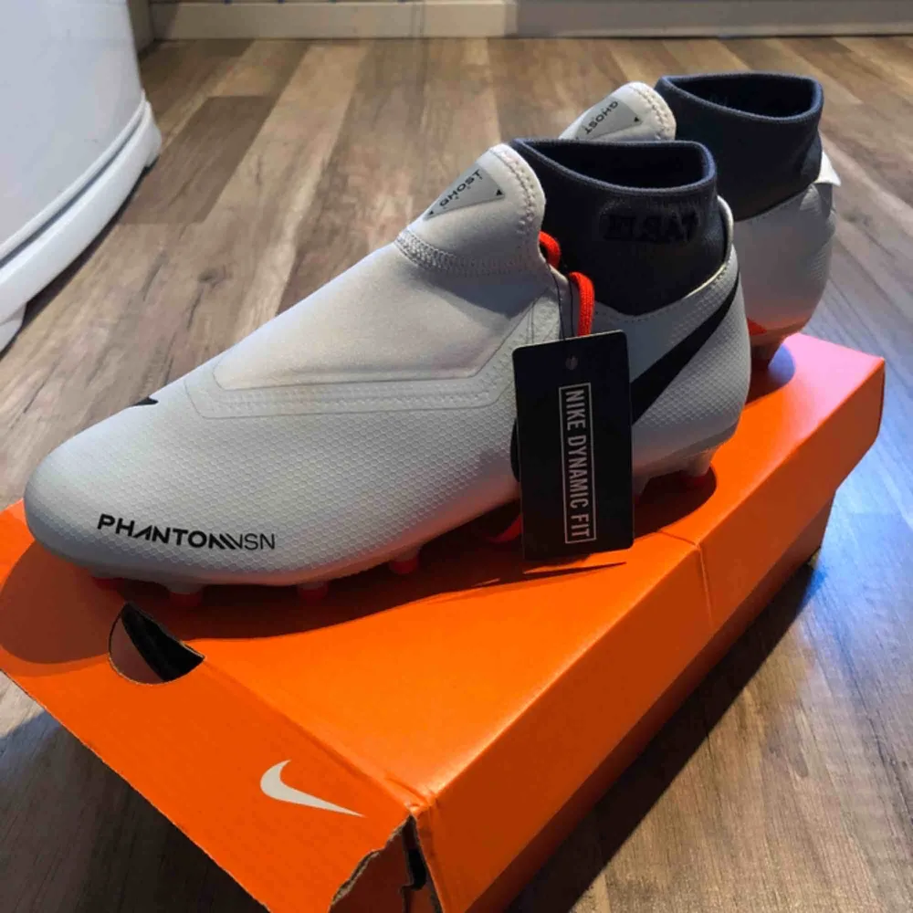 Helt nya Nike phanton ghost lace multi ground fotbolls sko. Endast provad aldrig anv. Stl 41,26 cm innermått. Namnade Elsa7 på ”strumpan” för stora för dottern:( . Skor.