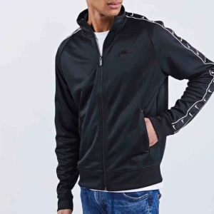  - Nike tracksuit. Byxorna i L och sip i M. Endast använt en gång. Har inga bilder på kläderna på mig pga storleken är för stor för mig och ser inte bra ut. Jag har bilder på plaggen som jag kan skicka vid intresse. Nyskick. Nypris 1700kr