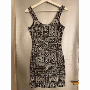 Klänning - 🌸Klänning som är i tight passform, helt oanvänd från H&M med prislapp kvar. Kan skickas och frakten ingår. 