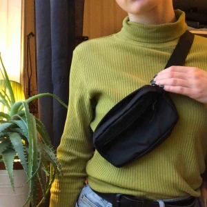  - Helt oanvänd magväska från monki!🖤 säljer då den inte kommer till användning. Den har den perfekta lilla storleken där mobil eller plånbok får plats🖤 pris 100kr +frakt, pris kan diskuteras