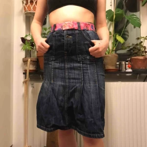  - Super snygg jeans kjol. Köparen står för frakten💕