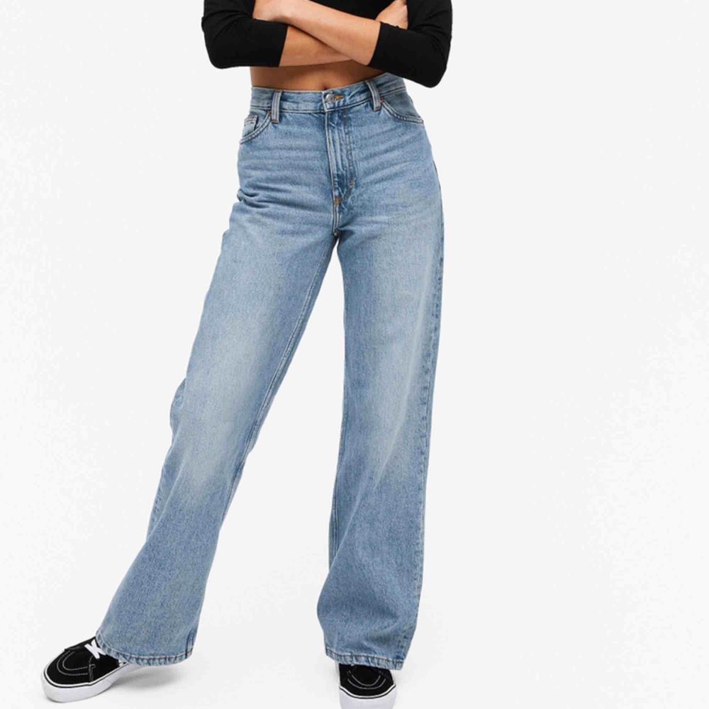 Säljer mina jättesnygga wide Yoko jeans från Monki! Jag kan skicka (köparen står då för frakt) men föredrar att mötas upp.     Ifall du vill ha flera bilder eller ifall du har flera frågor så kan du kontakta mig. ❤️🥰. Jeans & Byxor.