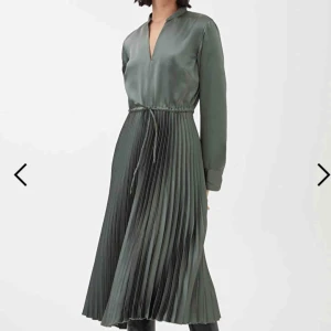  - Finaste klänningen till salu!  Pleated Satin Dress, färg Khaki Green, stl 38. Helt ny! Nypris 990kr 700kr