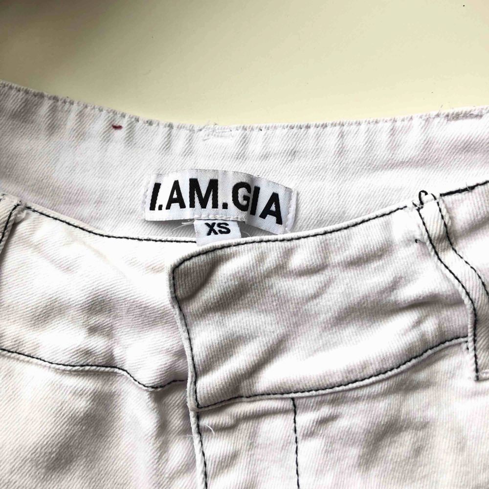 I.AM.GIA byxor i strl xs (men väldigt stretchiga). De sitter skitbra och är i bra skick förutom att kardborrbanden på ena fickan har gått av. Jeans & Byxor.
