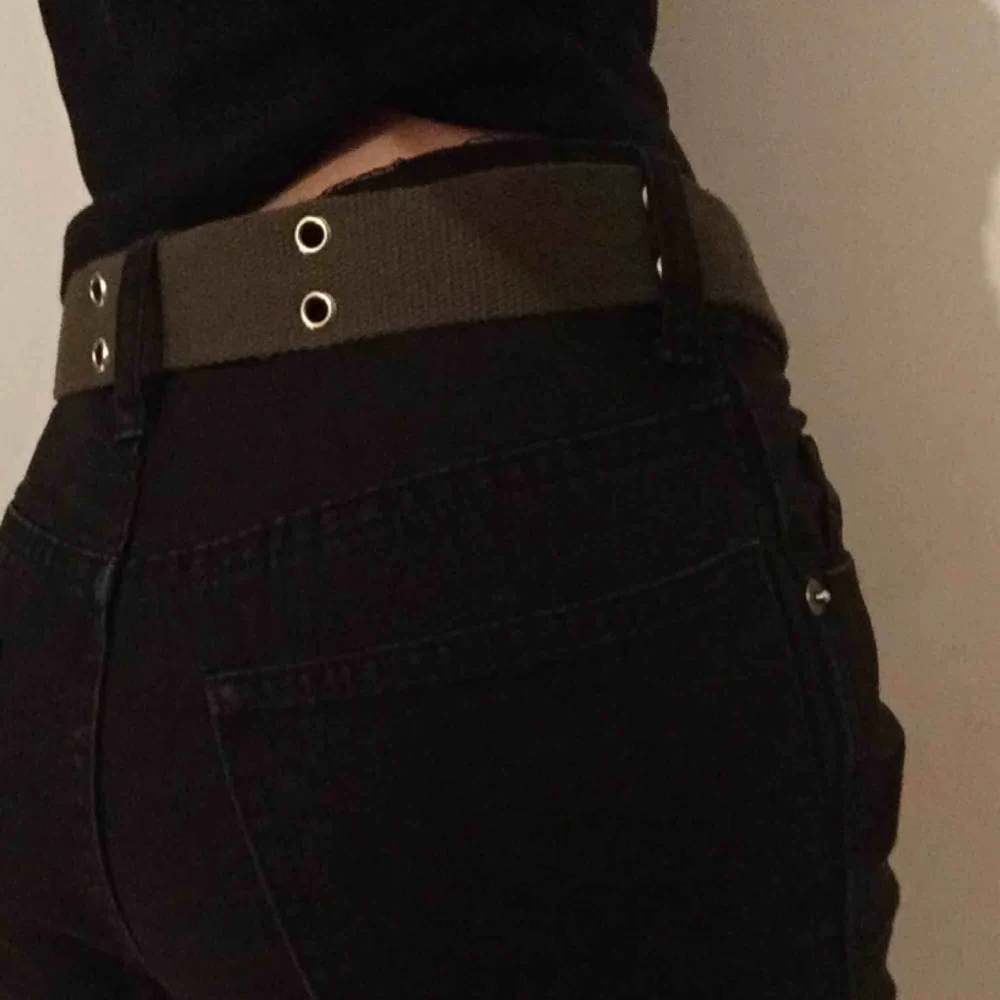 90s belt 🖤🖤 with bling detail buckle. Green. . Accessoarer.