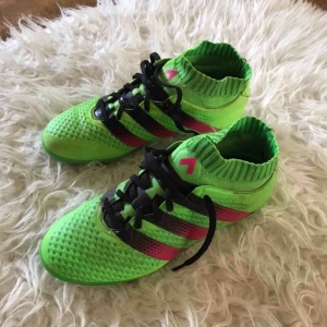  - Adidas Ace 16.1 Primeknit - fotbollsskor  Fint skick och varsamt använda, fungerar både på konstgräs och vanligt gräs!