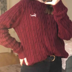  - Vinröd kabelstickad tröja från gant, säljer p.g.a att den e för stor. Pris kan diskuteras