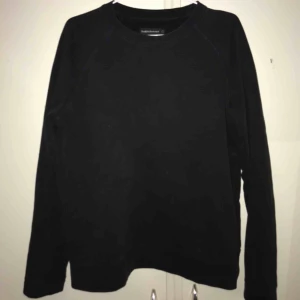  - Tjockare tröja från peak performance. Den är väl använd men är i bra skick! Frakt ingår i priset 🥰