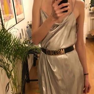  - Silvrig klänning från HM, endast använd en gång