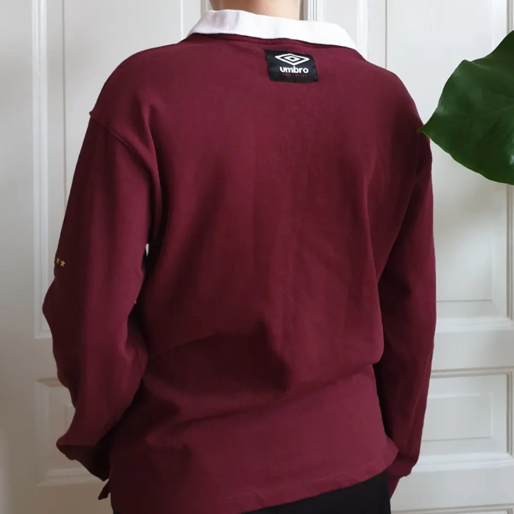 🐞Sweet sktbs x Umbro longsleeve 🐞 nypris 499. Mitt pris: 100 kr + 44 kr frakt 🐞 har sprättat bort ett märke på ärmen under stjärnorna (se bild 3), men är i fint skick 🐞 är storlek S men sitter oversize, jag har vanligtvis M . Tröjor & Koftor.