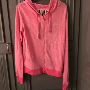 Rosa hoodie från Victorias secret!  Bra kvalité Storlek S Frakt tillkommer 📦