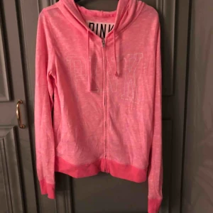  - Rosa hoodie från Victorias secret!  Bra kvalité Storlek S Frakt tillkommer 📦