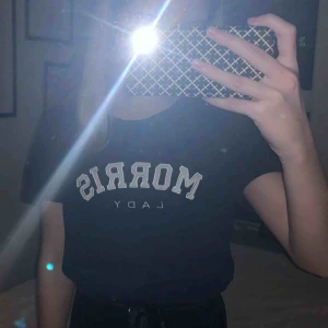  - Morris t-shirt köpte den för 500kr men säljer för 90kr ink frakt 