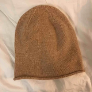  - 100% cashmere mössa från MANGO. Original pris 500 kr. Aldrig använd!