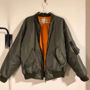  - Grön bomberjacka köpt här på plick. Använd men i mycket fint skick! Köparen står för frakt🍒