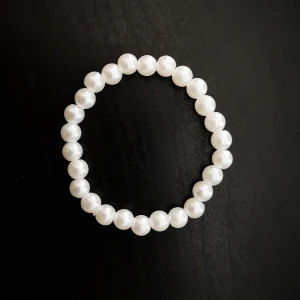 Pärlarmband - Pärlarmband köpt second hand så kan inte säga hur mycket den har använts men är i jättebra skick! Kan hämtas i Lund eller Eslöv annars tillkommer frakt på 11kr :)