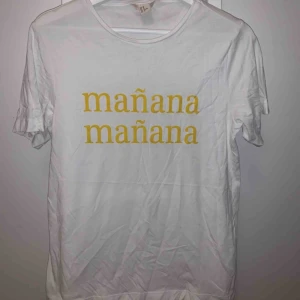  - T-shirt från H&M TREND. Endast använd några gånger 