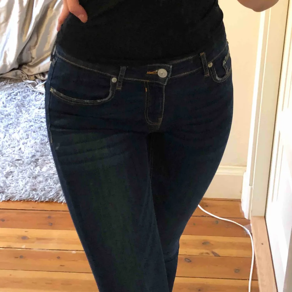 Supersnygga mörkblåa jeans från Zara!! Low-rise med slim fit, använda kanske 3 gånger så dom är i helt nytt skick 😘😘. Jeans & Byxor.